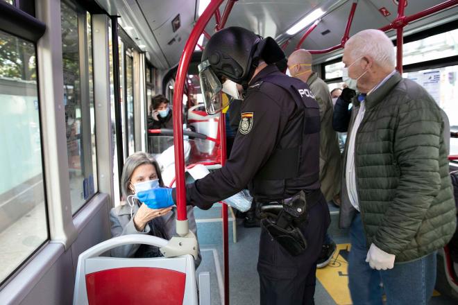 Policía entregando mascarilla en un autobús en A Coruña (Foto: Concello de A Coruña)