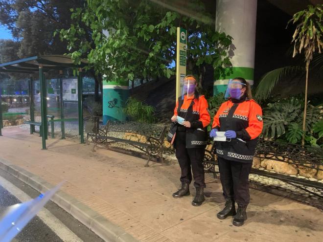 Protección Civil, repartiendo mascarillas en puntos de Málaga.