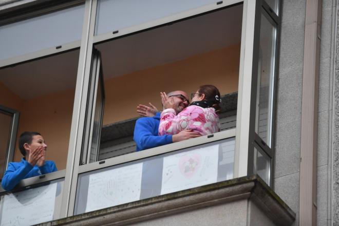 Eli y Fernando se besan tras la pedida de matrimonio.
