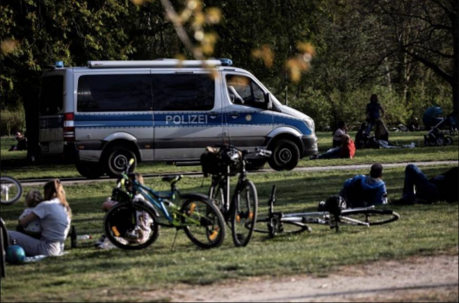Un coche de policía patrulla por el parque Treptower de Berlín (Foto: EFE).