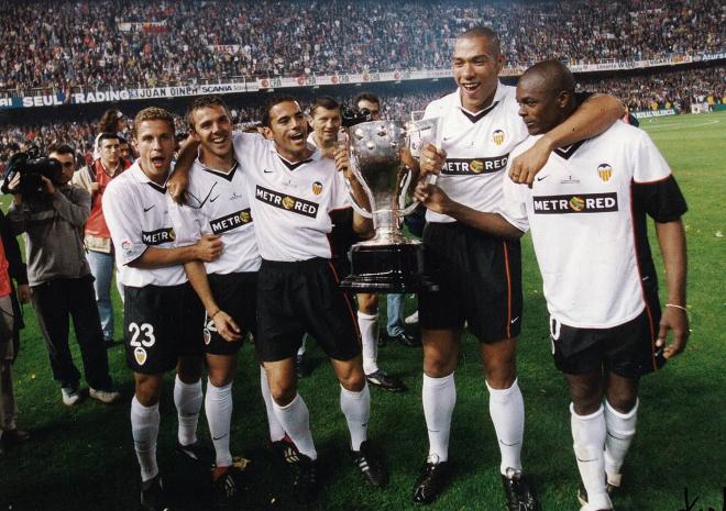 Angloma, con sus compañeros, celebra el título de LaLiga 01/02 (Foto: Valencia CF)