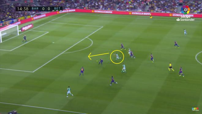 Fekir ve el espacio entre centrales, llega liberado y le marca el pase a Loren durante el Barça-Betis.