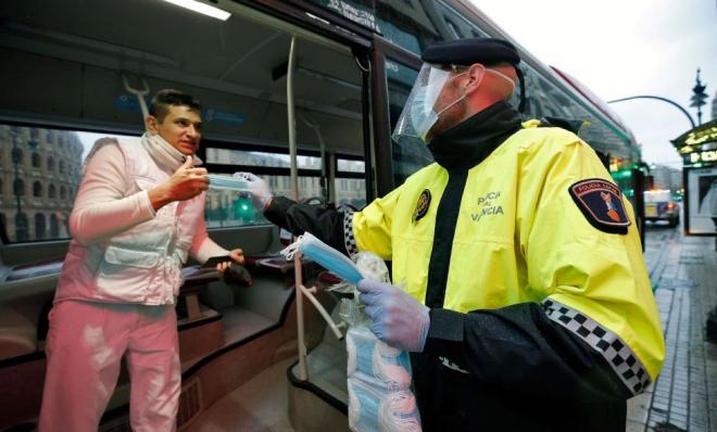 La policía entrega mascarillas en Valencia durante el aislamiento por coronavirus (Foto: EFE)