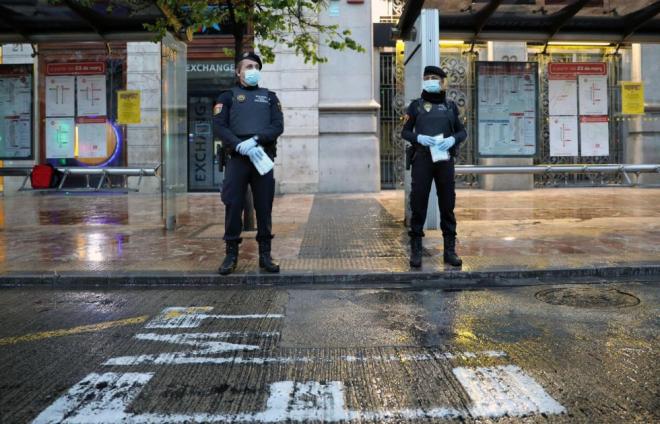 La policía entrega mascarillas en las calles (Foto: EFE).