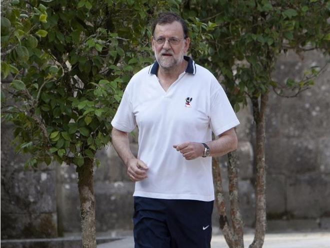 Mariano Rajoy, en uno de sus tradicionales paseos, en una imagen de archivo (Foto: EFE).