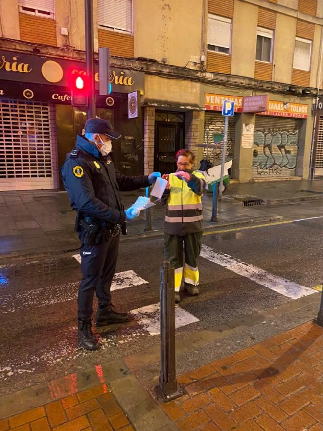 Policía reparte mascarillas contra el coronavirus en Valencia