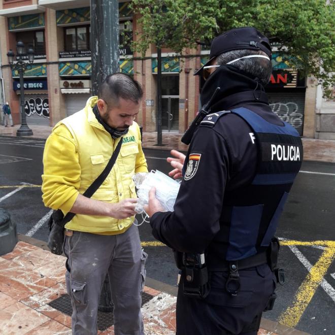 Policía reparte mascarillas contra el coronavirus en Valencia