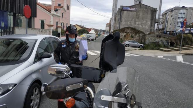 Un motero lleva los deberes a domicilio (Foto: Ayuntamiento de Culleredo).