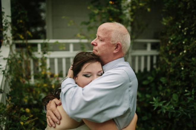 Una mujer abraza a un hombre.