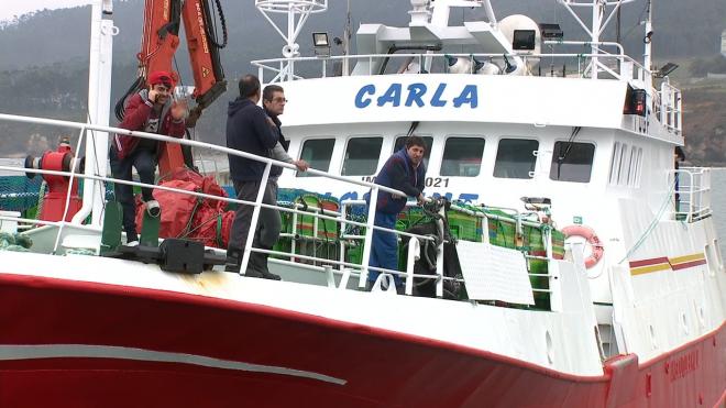 El 'Carla', retenido en el puerto de Burela (Foto: G24).