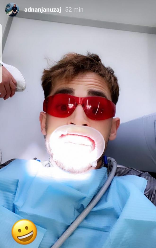 Adnan Januzaj publicó una foto de su visita al dentista.