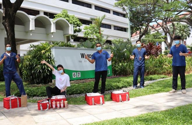 Kim Lim dona alimentos a los sanitarios singapurenses. (Foto: Instagram)