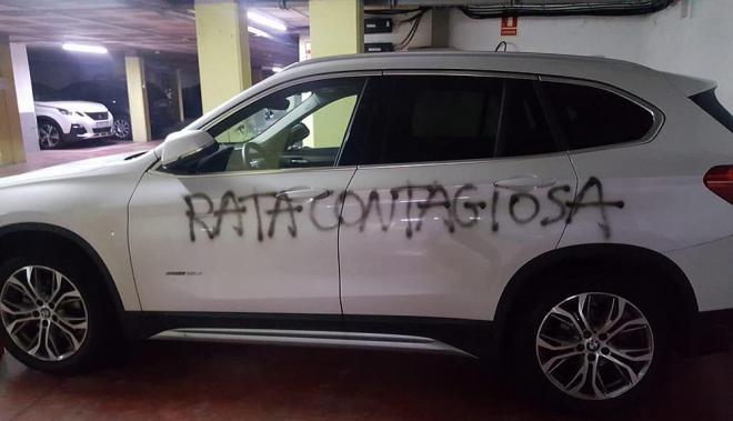 La pintada en un coche de una ginecóloga de Barcelona.