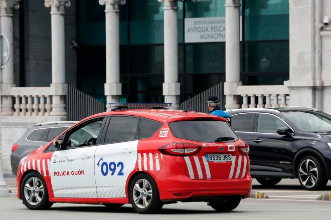 La Policía Local de Gijón, en tareas de vigilancia de las calles durante el estado de alarma por el coronavirus