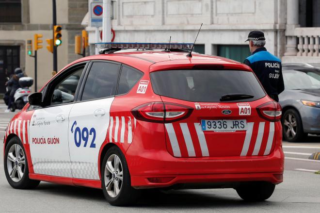 La Policía Local de Gijón, en tareas de vigilancia de las calles durante el estado de alarma (Fot