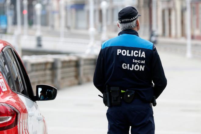La Policía Local de Gijón, en tareas de vigilancia de las calles durante el estado de alarma (Fot