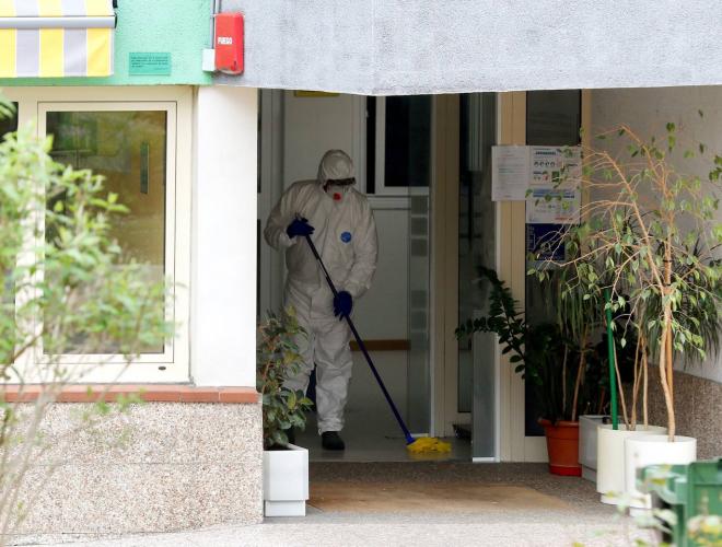 Un operario desinfecta una residencia asturiana (Foto: EFE).