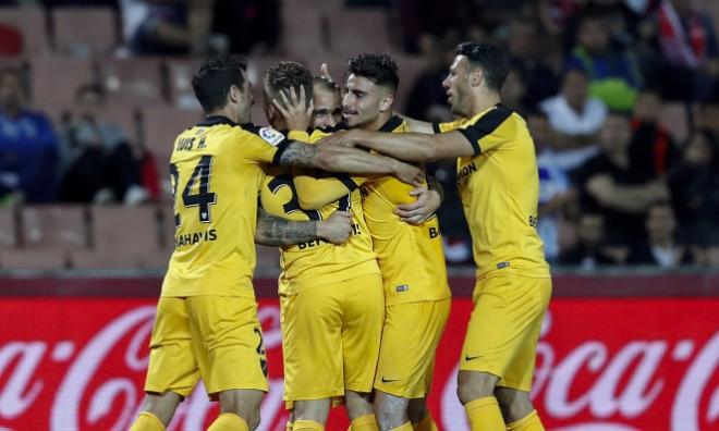 Varios jugadores del Málaga celebran un gol de Sandro (Foto: Málaga CF).