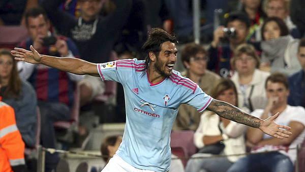 Larrivey celebrando su gol en el Camp Nou.