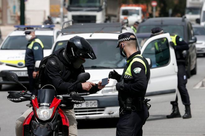 La Policía, actuando durante el estado de alarma en Málaga (Foto: @malaga).