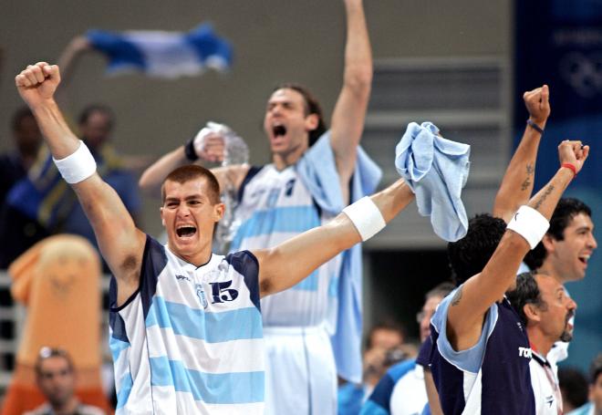 Wolkowyski celebra con la selección argentina en los Juegos Olímpicos de Atenas'04.