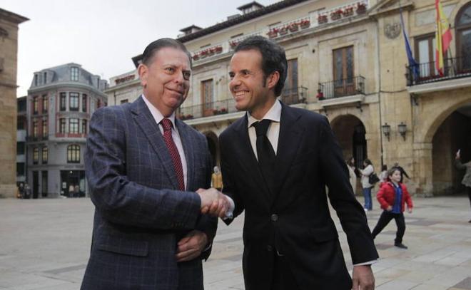 Alfredo Canteli y Nacho Cuesta se dan la mano en la Plaza del Ayuntamiento (Foto: El Comercio)