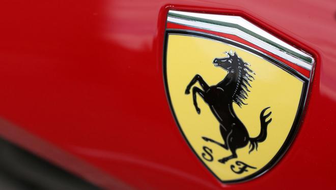El logo de Ferrari, en uno de sus vehículos (Foto: SF).