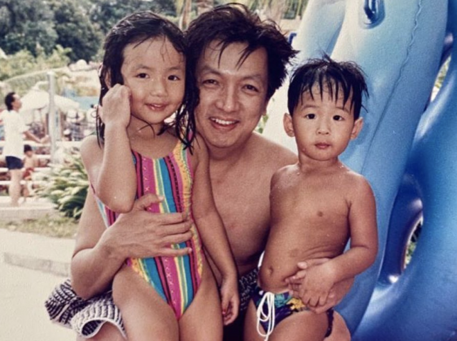 Kim Lim en brazos de su padre, Peter Lim