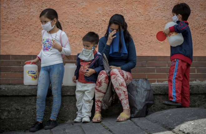 Niños con mascarillas (Foto: EFE).