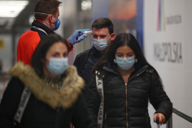 Mascarilla y medición de temperatura en los aeropuertos internacionales para prevenir el coronavirus (Foto: EFE).