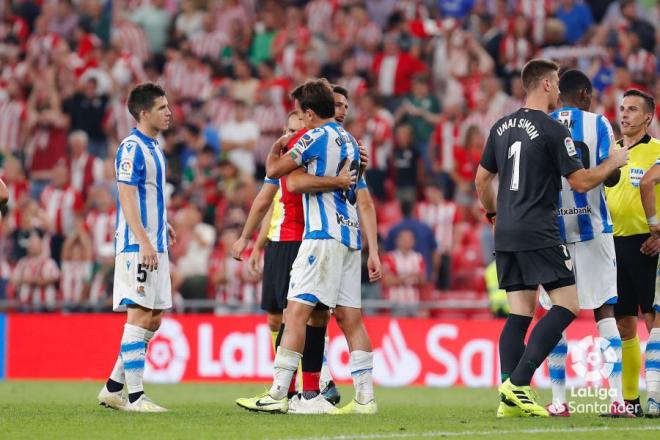 Aduriz y Oyarzabal se abrazan tras un Athletic-Real Sociedad.
