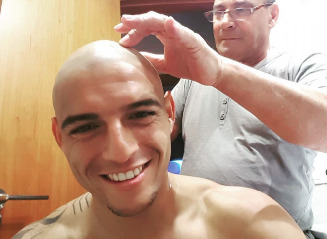 Diego Carlos se afeita la cabeza.