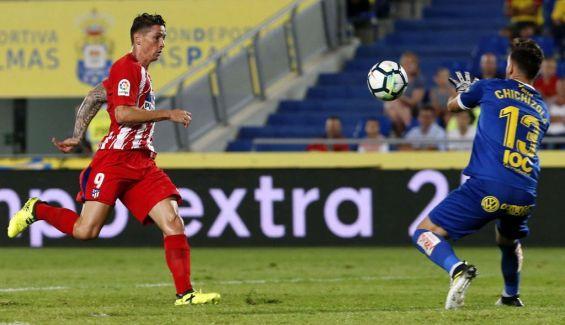 Fernando Torres, ante Chichizola en un partido entre el Atlético de Madrid y Las Palmas.