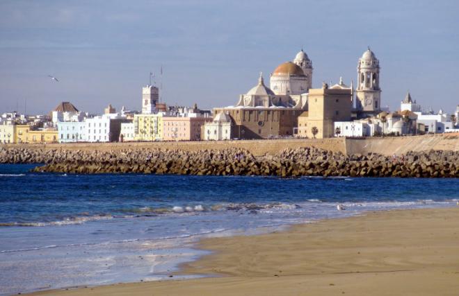 La playa y al fondo la ciudad de Cádiz.