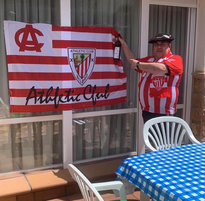 Aitor Landaburu Izar luce la bandera del Athletic en el balcón durante la pandemia.
