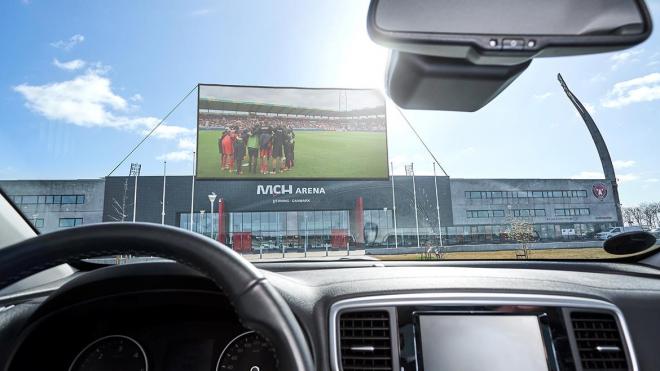 El autocine del Midtjylland en el párking de su estadio, el MCH Arena.