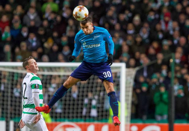 Emanuel Mammana cabecea un balón en un Celtic-Zenit de Europa League.