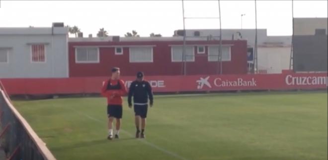 Nasri y Sampaoli hablan durante un entrenamiento en Sevilla