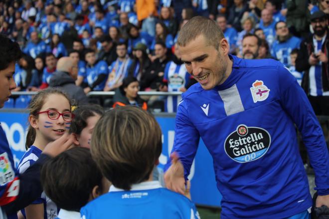 Álex Bergantiños saludando a unos niños en Riazor (Foto:Iris Miquel)