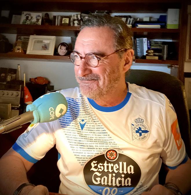 El periodista, con la camiseta del Deportivo (@carlosherreracr)