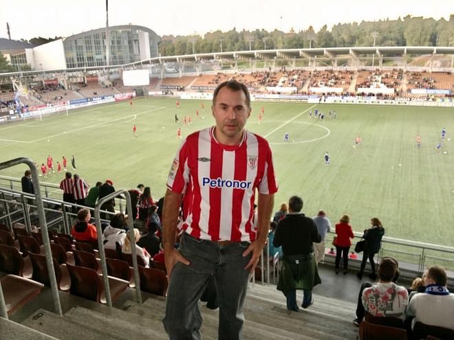 El bilbaíno Jaime Martín-Granizo viendo al Athletic Club en Finlandia.
