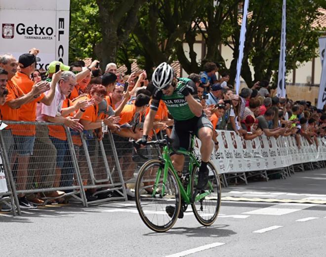 Jon Aberasturi, cruzando la meta como ganador del Circuito de Getxo 2019 (Foto: Sociedad Ciclista P