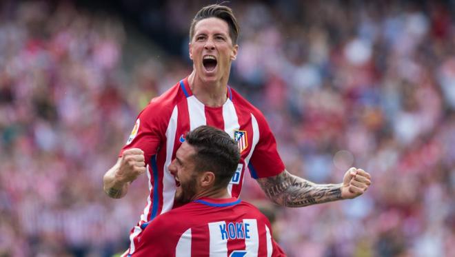 Koke y Fernando Torres celebran un gol del Atlético de Madrid en el Calderón.