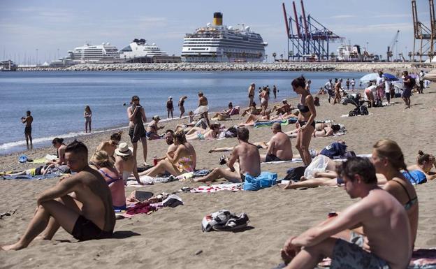 Varios bañistas, en una playa de Málaga (Foto: EFE).