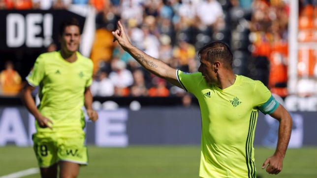 Joaquín, celebrando un gol ante el Valencia en Mestalla.