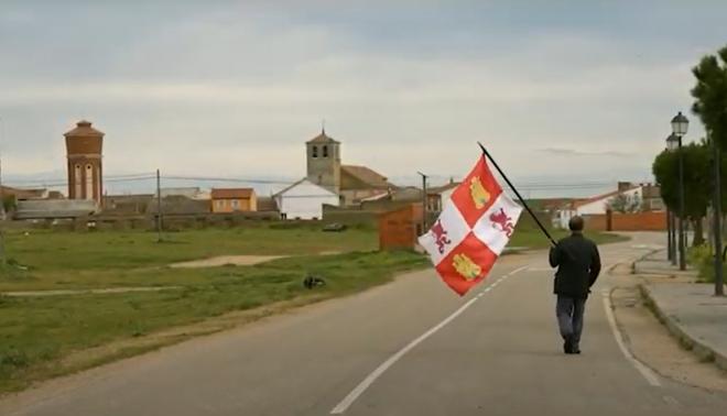 El Alcalde de Villalar de los Comuneros se pasea por el pueblo con la bandera de Castilla y León.