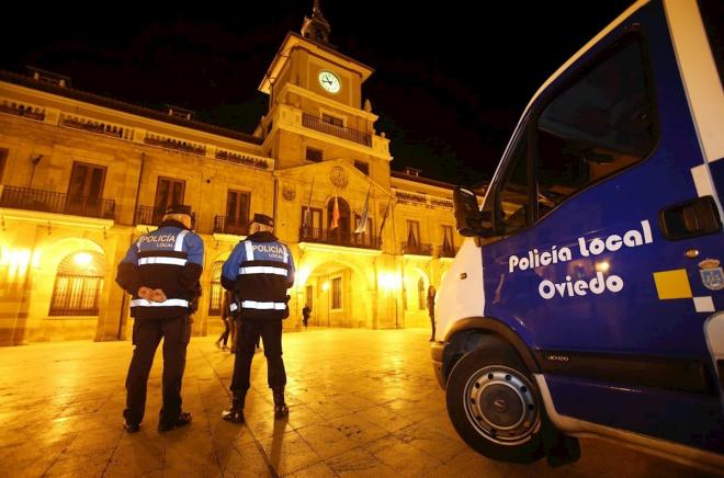 Dos agentes de la Policía Local de Oviedo en la Plaza del Ayuntamiento (Foto: Europa Press)