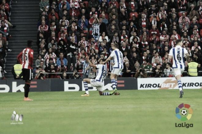 Jonathas de Jesus celebra su gol al Athletic en San Mamés haciendo la metralleta.