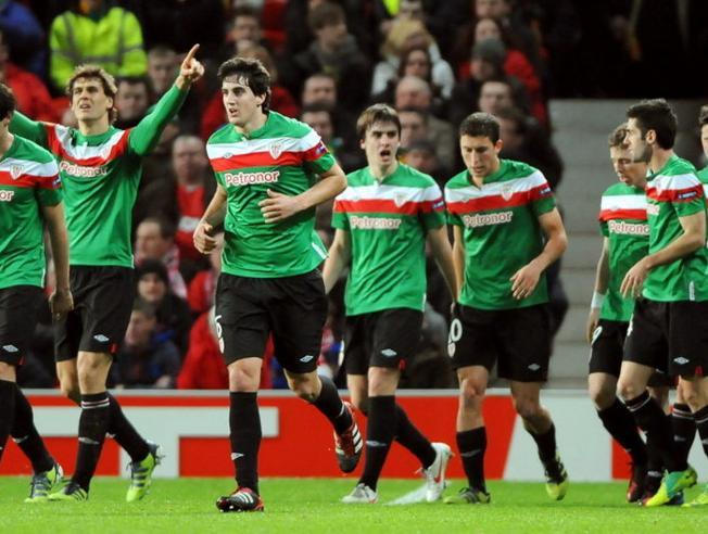 Óscar de Marcos, Fernando Llorente y sus compañeros celebran un gol del Athletic Club en Old Trafford.