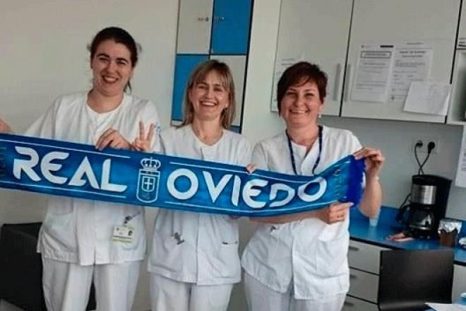 Sonia y dos compañeras del HUCA, con la bufanda del Real Oviedo (Foto: RO).